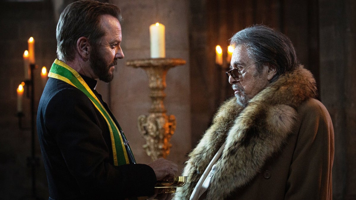Capa da notícia: Father Joe leva Kiefer Sutherland ao papel de um padre armado