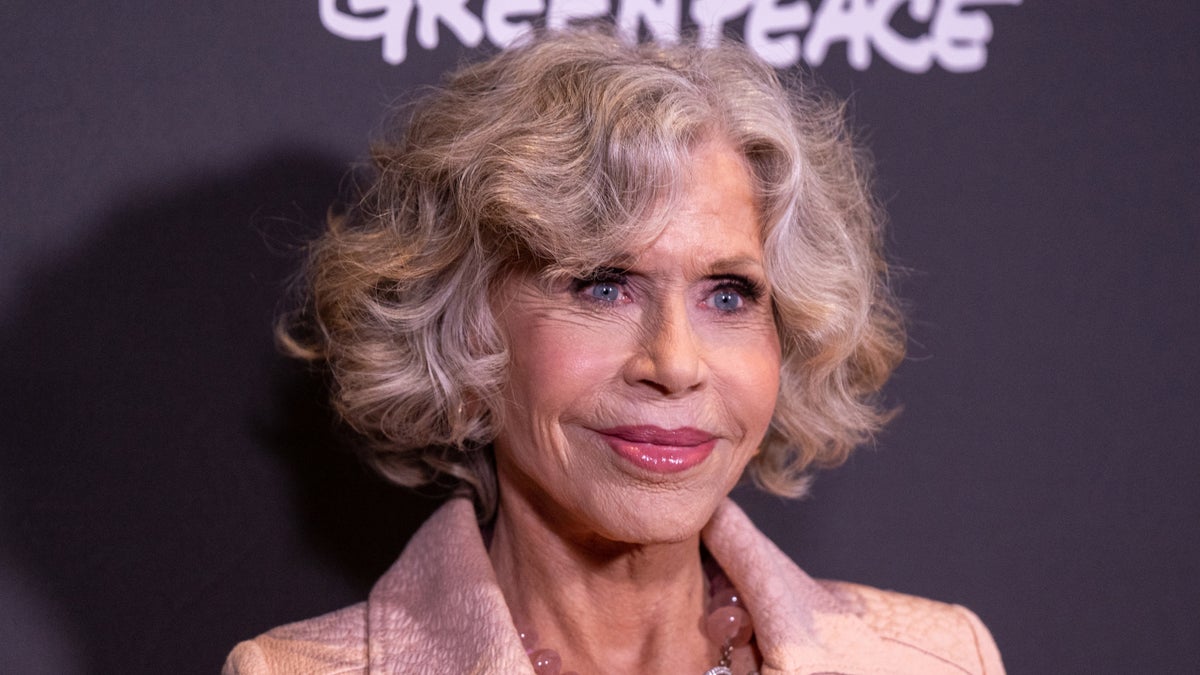 Capa da notícia: Jane Fonda critica possível fusão entre Paramount e Warner Bros.